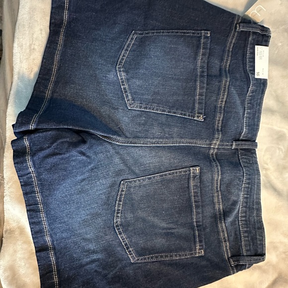 NWT Maurices 5” Inseam mid rise shorts size 16 - Picture 3 of 4